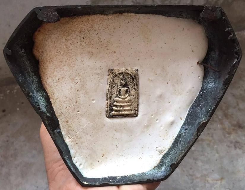 #พระบูชาสร้างในวาระหลวงปู่วรพรตวิธาน(พันธ์ ติสฺโส) อายุ94ปี พ.ศ.2538 องค์นี้ผิวหิ้งๆบ้านๆปิดทองเก่าใต้ฐานฝังพระสมเด็จเก่าครับ