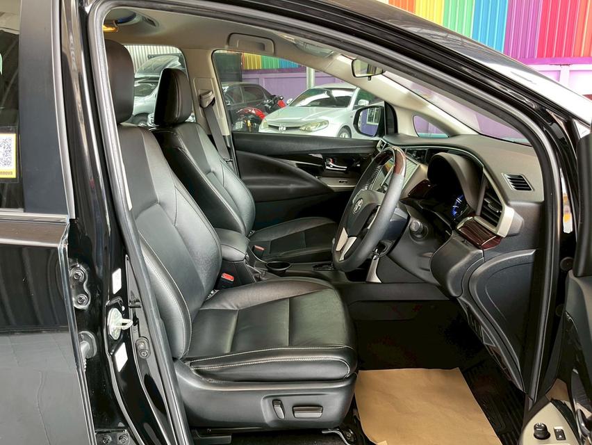 TOYOTA INNOVA CRYSTA 2.8 PREMIUM 2022 10