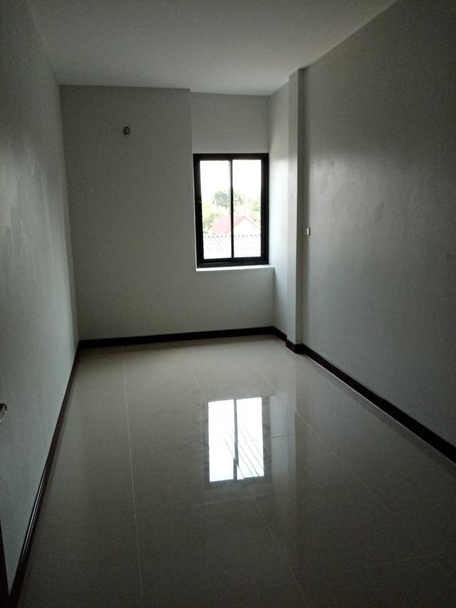 SELLING NEW TOWN HOUSE PROJECT IN CHANTHABURI 7 UNITS ONLY VERY NICE FOR RESIDENCE SPECIAL PRICE FOR COVID-19 5