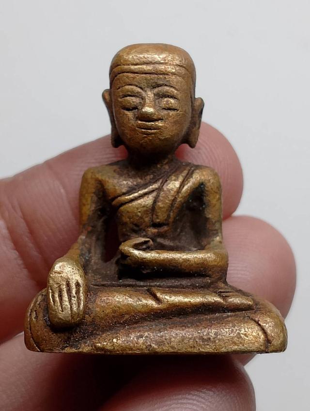 พะระเก่าเนื้อโลหะใต้ฐานมีดินอยุ่ค่ะ