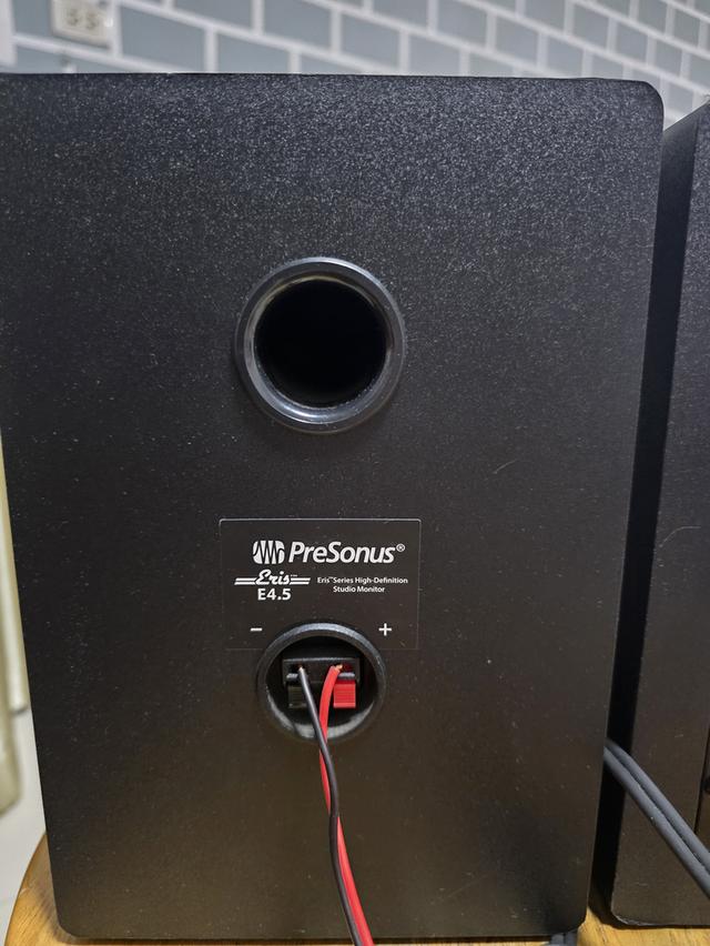 ลำโพงรุ่นนี้คือ PreSonus Eris E4.5 ซึ่งเป็นลำโพงสตูดิโอมอนิเตอร์ (Studio Monitor) รูปที่ 5
