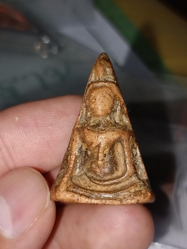 นางพญาเข่าโค้งเรื้อดินเก่าไม่ทราบยุค