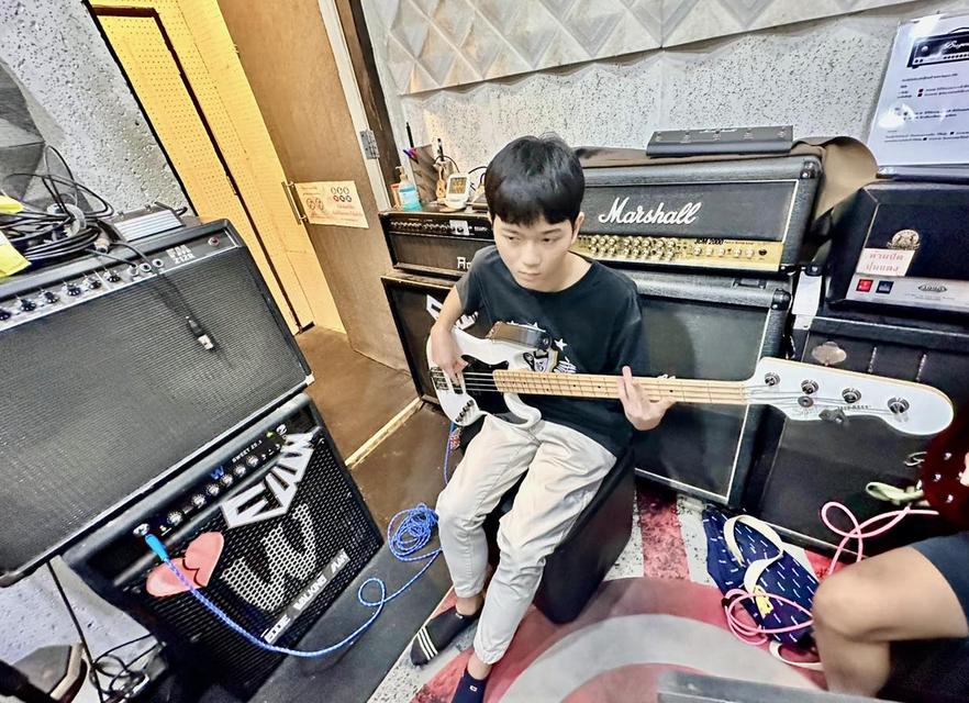 รับสอนเบสไฟฟ้า ที่ Fin Music School 12
