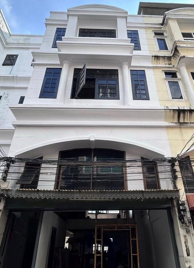 ขาย /ให้เช่า อาคารพาณิชย์ 3.5 ชั้นทำเลใจกลางสุขุมวิท BTS พร้อมพงศ์ ซอยพร้อมศรี 12