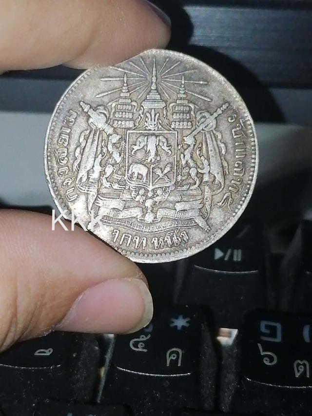 เหรียญ 1 บาท รัชกาลที่ 5 ตราแผ่นดิน ไม่มี ร.ศ. มีรอยปั๊มเหลื่อมจากการผลิต เนื้อเงินแท้ เหรียญแท้ สภาพสึกใช้งานจริง  ผิวเดิม ไม่ล้าง ไม่แต่ง 2