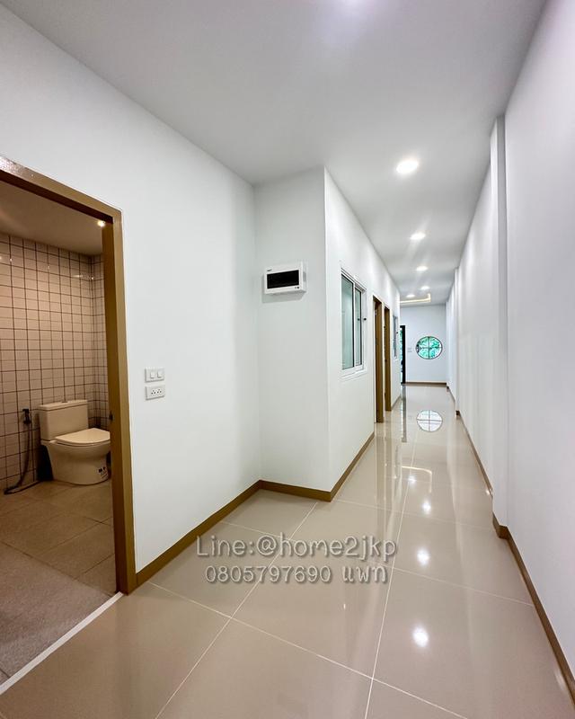 ชุมชนหลังคาแดง ถนน เคหะร่มเกล้า 24 บ้านสวย สไตล์โมเดิร์น ทำเลเคหะร่มเกล้า 8