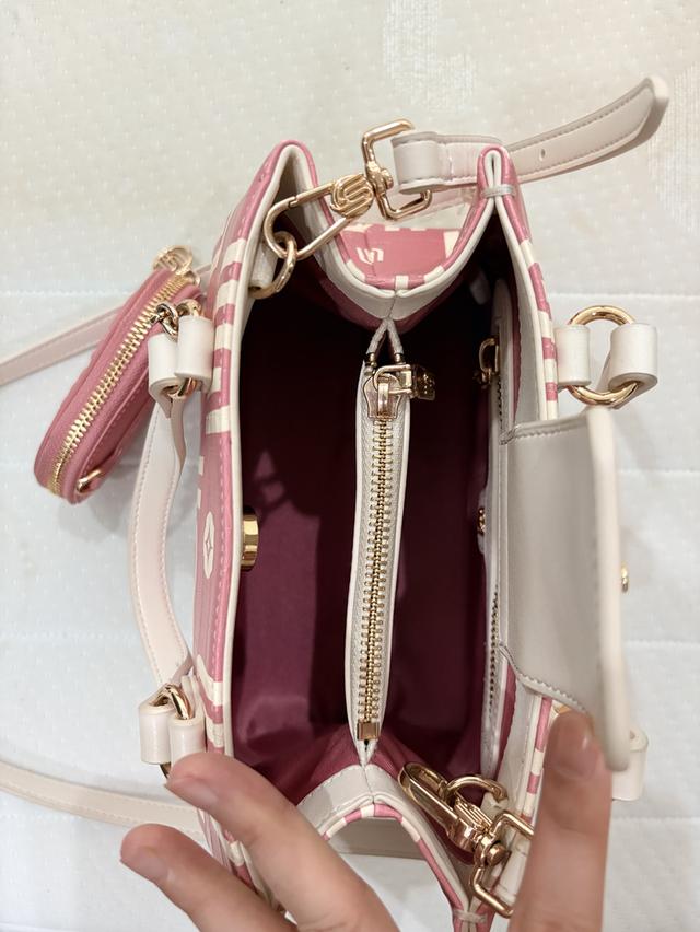 Lyn กระเป๋าสะพายข้าง ลาย monogram สีชมพู พร้อม pouch กลม