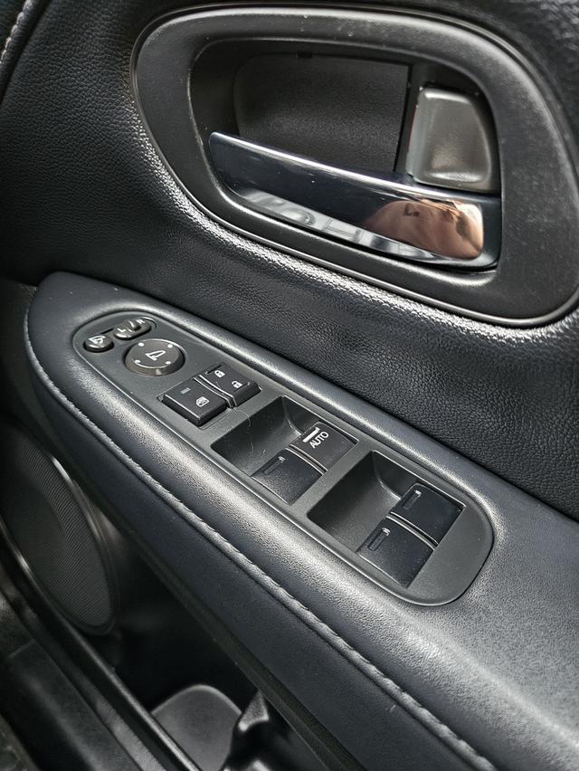 HONDA HR-V 1.8 E CVT ปี 16 AT 17
