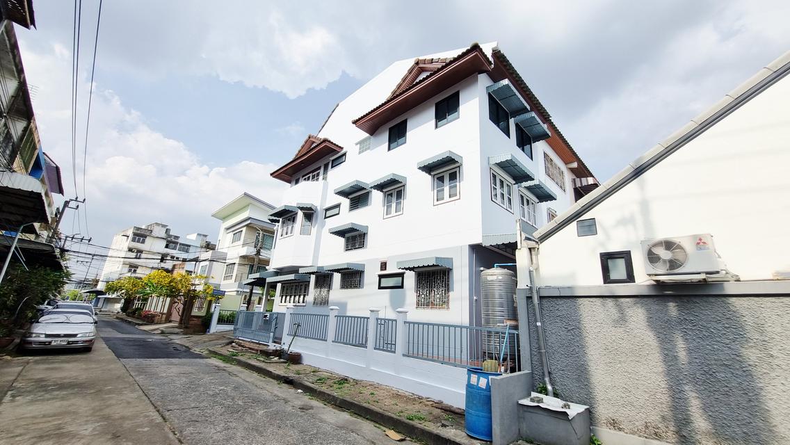 บ้านทาวน์เฮ้าส์ 3 ชั้น 4