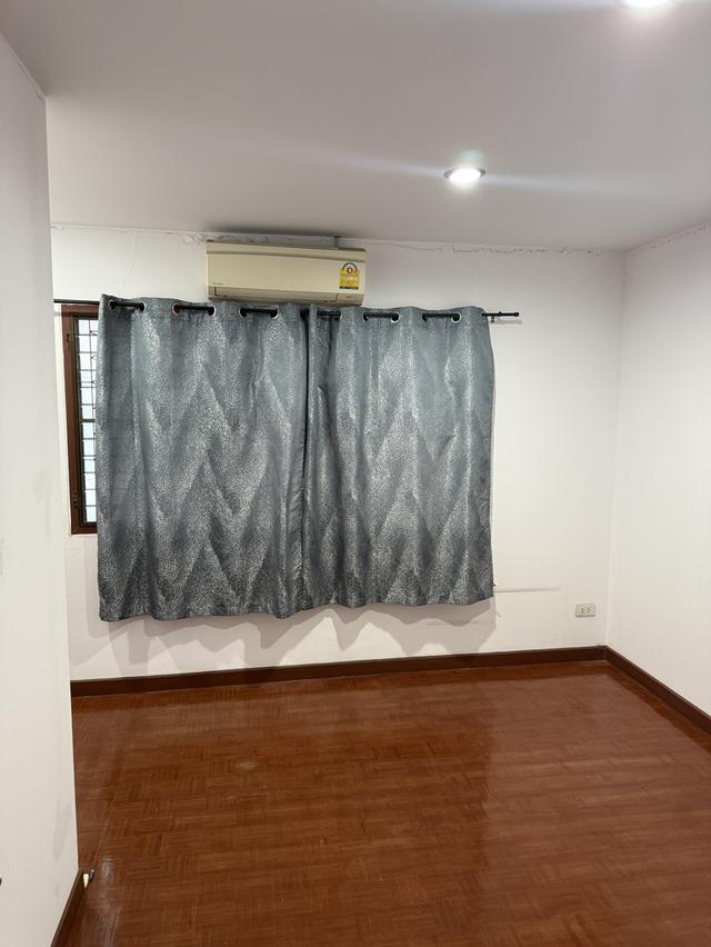 ให้เช่าทาวน์เฮ้าส์ ในหมู่บ้านบดิทรรักษา บ้านเลขที่ 607 2 ห้องนอน 2 ห้องน้ำ 1 ห้องนั่งเล่น 18 ตรว. 6