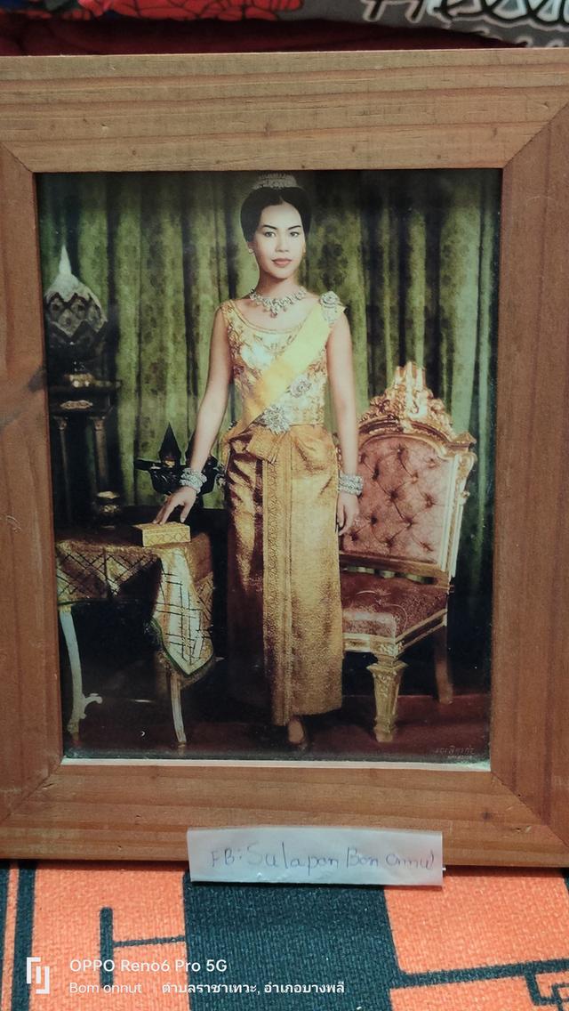 รูปพระฉายาลักษณ์รัชกาลที่ 9 กับพระราชินีงานเก่ากรอบไม้  ขนาดส่วนสูง 10 นิ้วครึ่ง กว้าง 8 นิ้วครึ่ง