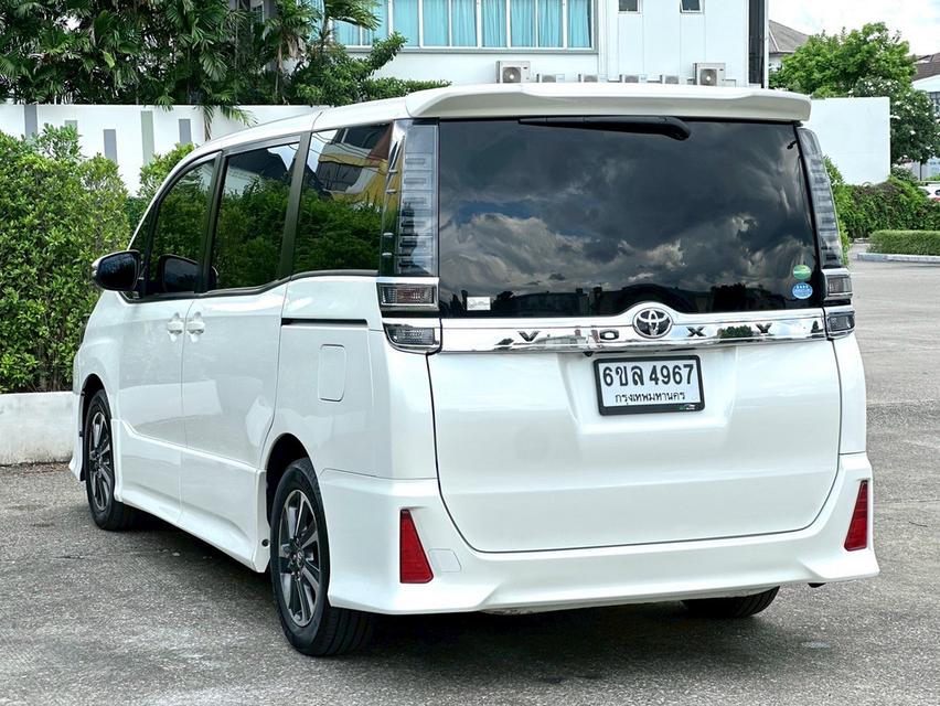 TOYOTA VOXY 2.0 ZS MPV  6