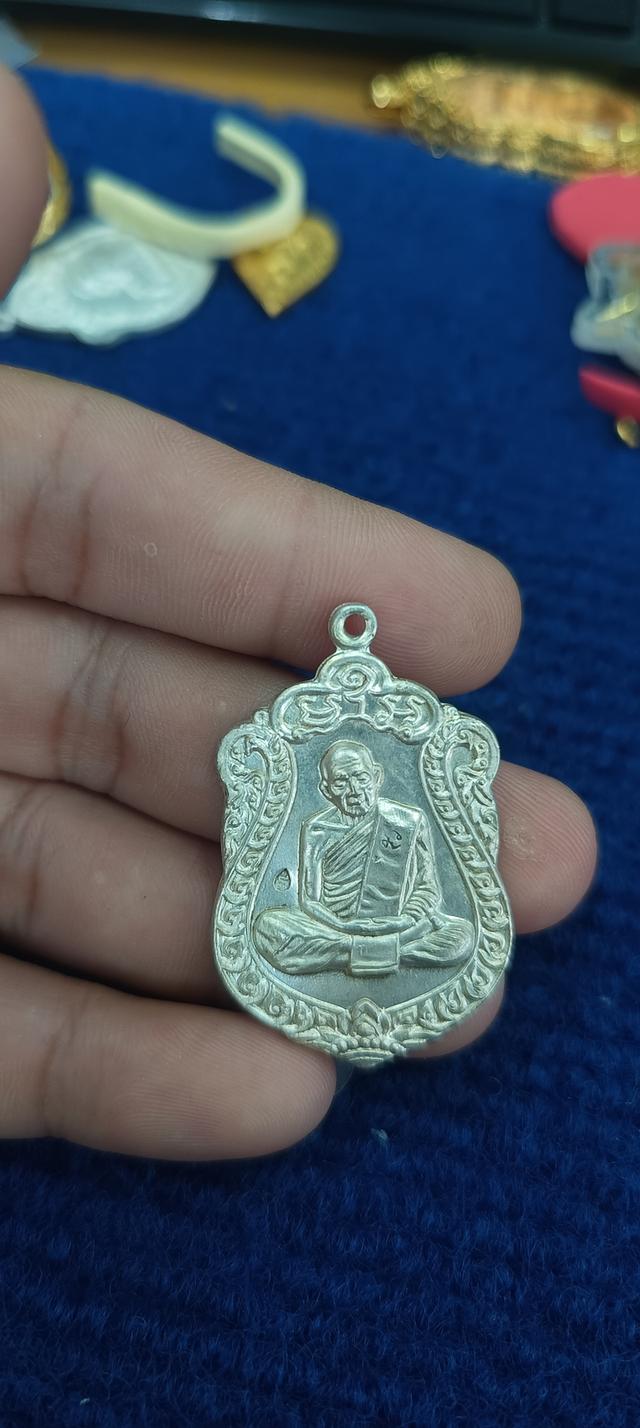 เหรียญเสมาหลวงปู่ทิม วัดละหารไร่ รุ่นมงคลศิลาฤกษ์ เนื้อกะไหล่เงิน วัดละหารไร่ ระยอง ปี 2518 7