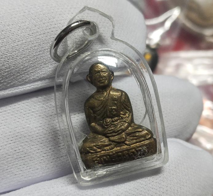 รูปเหมือนปั๊มรุ่นแรก หลวงพ่อเปี่ยม วัดเกาะหลัก จังหวัดประจวบคีรีขันธ์ สร้างในปี พ.ศ. 2500 เลี่ยมพลาสติกกันน้ำ รูปที่ 3