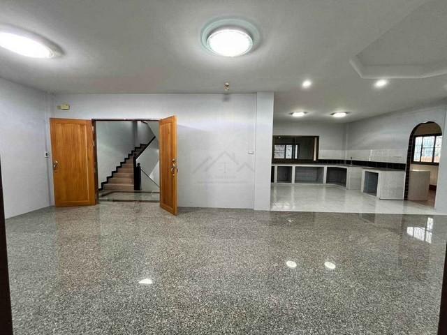 ให้เช่าอาคารสำนักงาน Stand alone 4 ชั้น ขนาด 1100 ตรม. ซอยรัชดาภิเษก 3 ใกล้ MRT พระราม 9 5