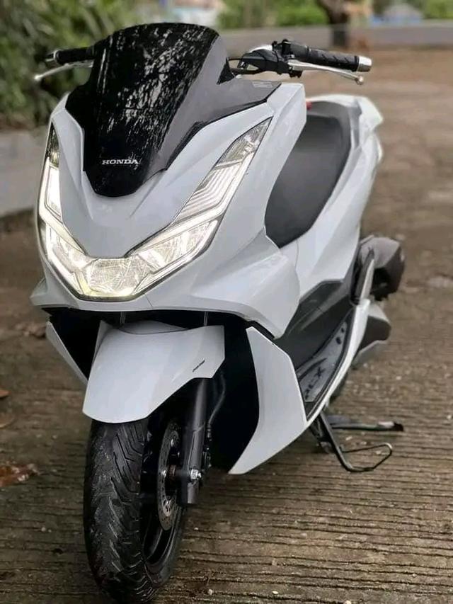 Honda PCX สีขาว