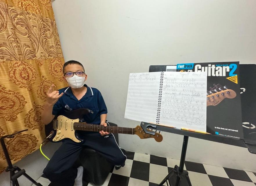 รับสอนกีตาร์ทุกประเภท ที่ Fin Music School 9