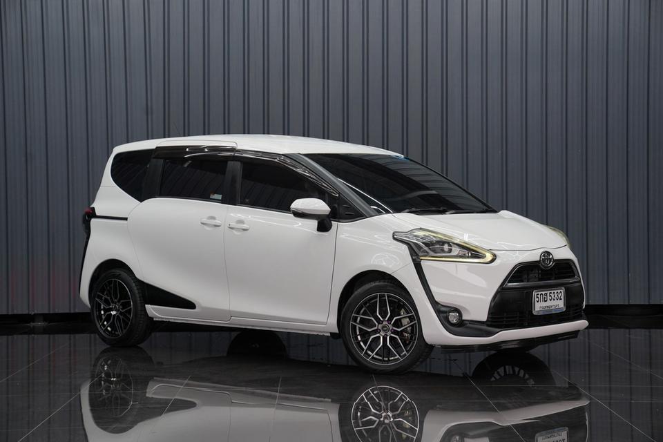 TOYOTA SIENTA 1.5 V AT ปี 2016 จด 2017 สีขาว
