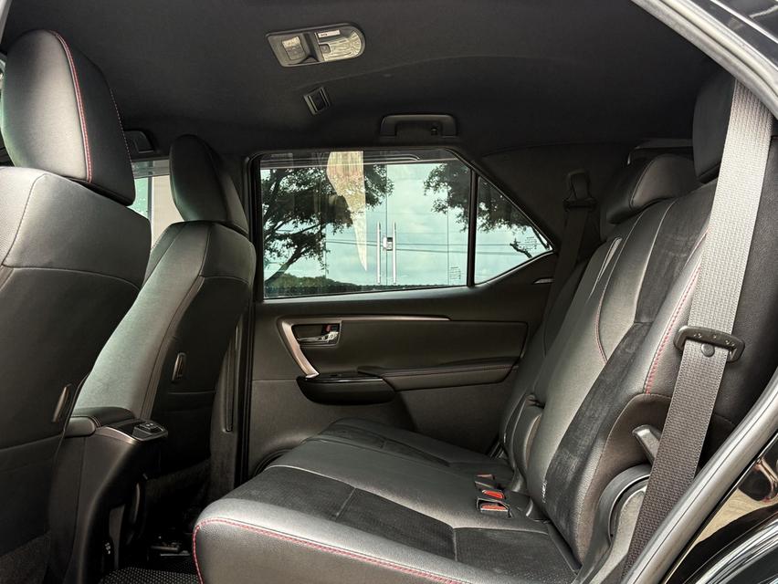 2023 TOYOTA FORTUNER 2.8 GR SPORT 4WD รถมือเดียวออกป้ายแดง รถวิ่งน้อย ประวัติศูนย์ครบ รถไม่เคยมีอุบัติเหตุครับ รูปที่ 14