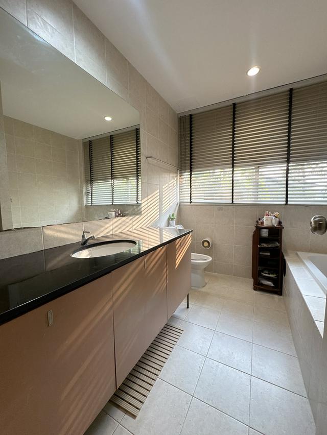 ขายบ้านเดี่ยว โครงการหมู่บ้าน Noble Geo วัชรพล ( โนเบิลจีโอวัชรพล )  ขนาด 105.7 ตารางวา  บ้านจำนวน 2 ชั้น ห้องโถง : 1 ห้อง ห้องนอน : 3 ห้องนอนใหญ่ ( 16