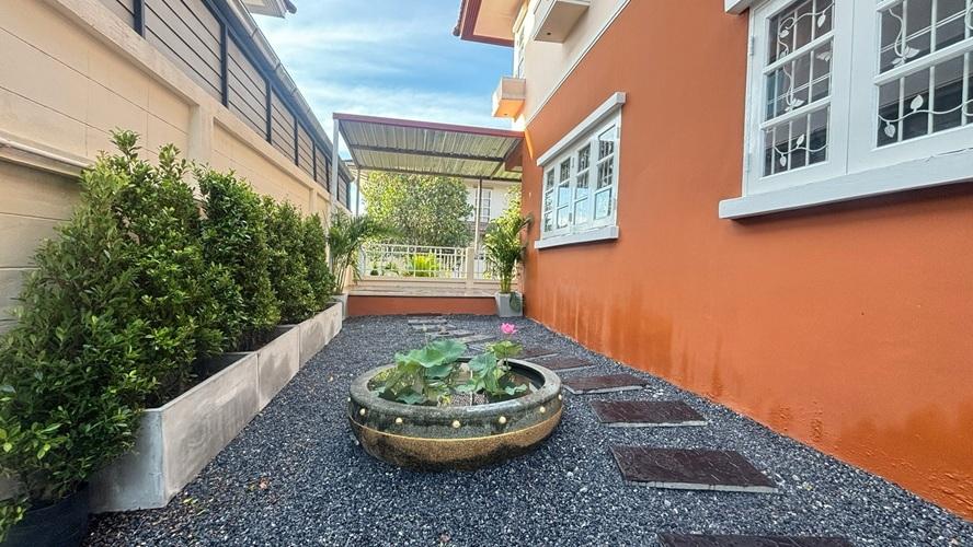 U1389 ให้เช่าบ้านเดี่ยว 2 ชั้น หมู่บ้านฟลอร่าวิวล์ สุวินทวงศ์ 38 ถนนฉลองกรุง61 บ้านติดคลองหลังบ้าน บรรยากาศธรรมชาติ ทำเลดีเดินทางสะดวก เข้าออกได้ 2 ท 6