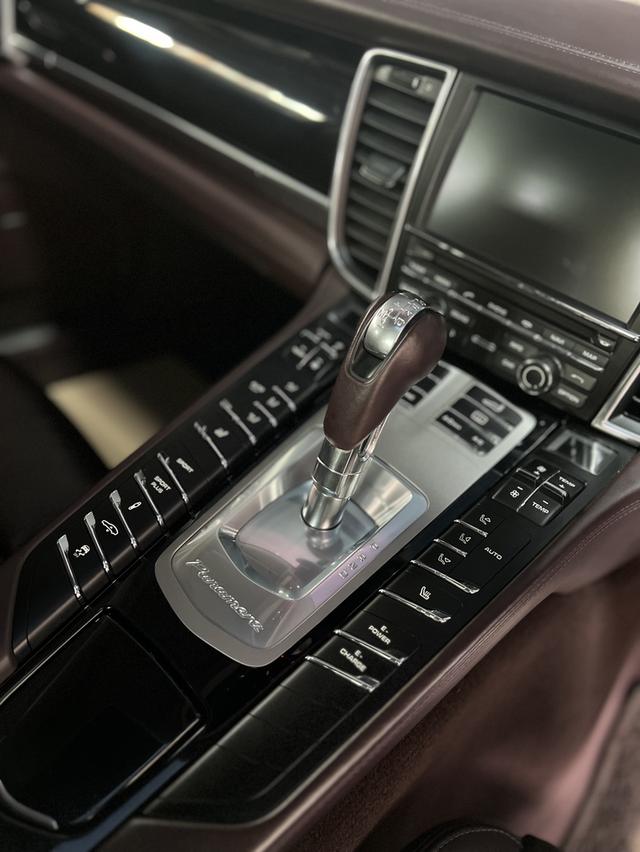 Porsche Panamera 3.0 Hybird 6