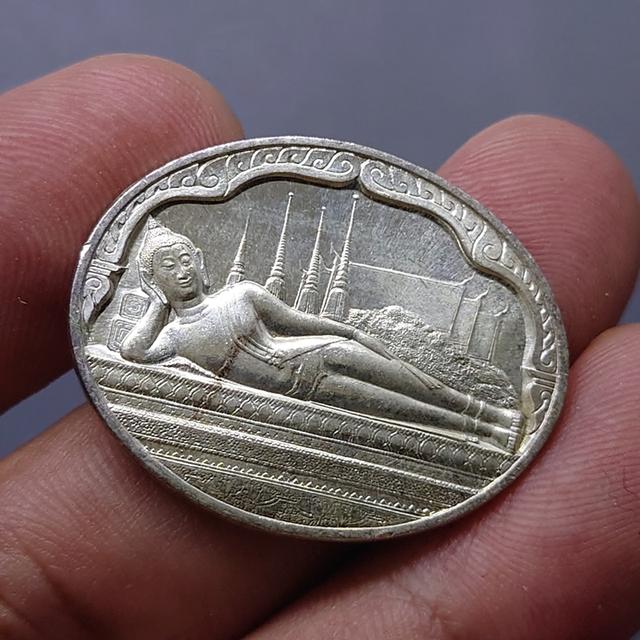 เหรียญพระนอน เนื้อเงิน พระพุทธปรางค์ไสยาสน์ หลัง ภปร วัดพระเชตุพลวิมลมังคลาราม (วัดโพธิ์) ที่ระลึก 5 รอบ รัชกาลที่ 9 พ.ศ.2530 3