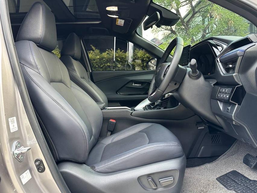 TOYOTA YARIS CROSS HYBRID PREMIER LUXURY หลังคาแก้ว (รุ่น TOP สุดของรุ่น) สีเทา รถปี 2024 รถมือเดียวตั้งแต่ป้ายแดงประวัติศูนย์ TOYOTA ทุกระยะ รูปที่ 9