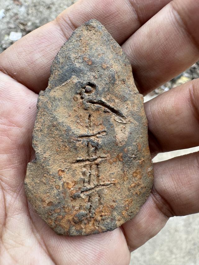 พระยอดขุนพลซุ้มไข่ปลา กรุเจดีย์ทอง (สุวรรณเจดีย์) วัดพระธาตุหริภุญชัย จังหวัดลำพูน เป็นพระกรุเนื้อดินแร่ดำ ศิลปะหริภุญชัยขุดพบที่กรุเจดีย์ทอง รูปที่ 2