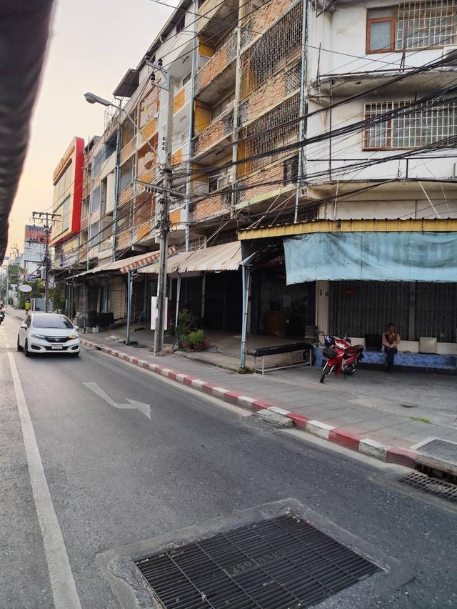 ขายหรือให้เช่าตึกแถว แยกอุดมสุข ไม่มีจอดรถ แต่จอดปั้มใกล้ๆ ติดถนนใหญ่ ใกล้บีทีเอส 9