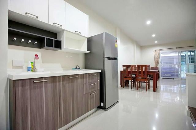 จัดเต็มเฟอร์ฯ 19 ตร.วา. เตรียมน้อม480.ม ม.นิด้า 2.5 กม. ให้เช่าทาวน์เฮาส์หรู 3 ชั้น 3 นอน 229ตร.ม. รามคำแหง140-146 เดอะพ 3