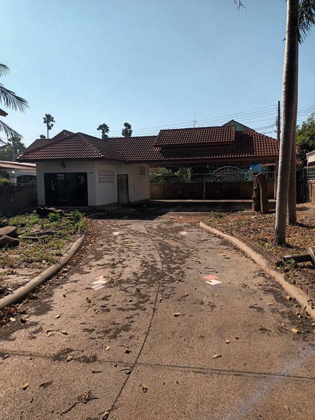 ขายบ้านเดี่ยวหลังใหญ่ หมู่บ้านศิลาวดี อ่างศิลา เมืองชลบุรี เนื้อที่ 227 ตร.ว บ้านเก่าขายตามสภาพ ต้องรีโนเวทใหม่ทั้งหลัง บ้านโครงสร้างยังแข็งแรง 5