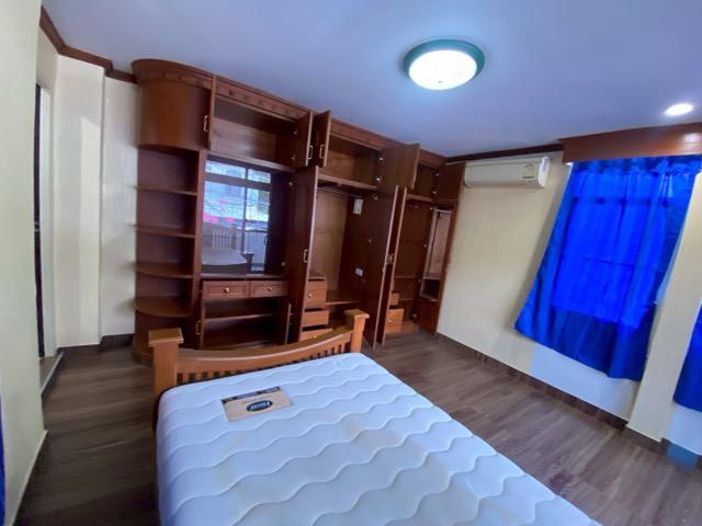 ให้เช่าบ้านเดี่ยว 2 ชั้น เนื้อที่ 90 ตร.วา ซอยรามคำแหง 21 ใกล้ทาว์อินทาว์ พร้อมเฟอร์นิเจอร์ เดินทางสะดวกไปเอกมัย ทองหล่อ ใกล้ทางด่วนมอเตอร์เวย์ 8