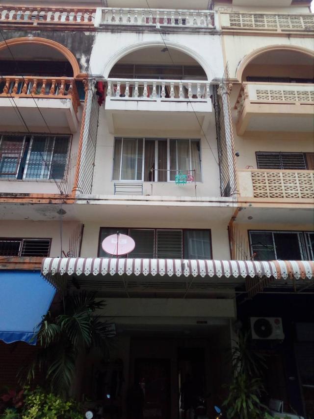 ขายตึกแถว 5 ชั้น พร้อมห้องเช่า 9 ห้อง มีผู้เช่าอยู่ครบ ในย่านทำเลทองกลางพัทยากลางซอยเฉลิมพระเกียรติ 10/1 ราคา 4,900,000 บาท เหมาะสำหรับซื้อเพื่อลงทุน 1