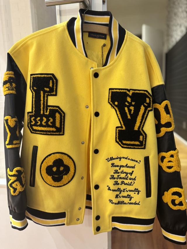 เสื้อหลุยส์ มีตำหนินิดหน่อย