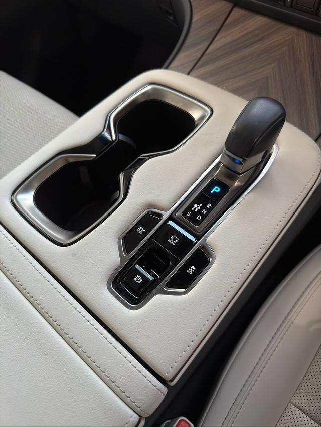 LEXUS LM350hYear 2024Mileage: 12700 km Price : 5.19 m āļĢāļđāļāļāļĩāđ 7