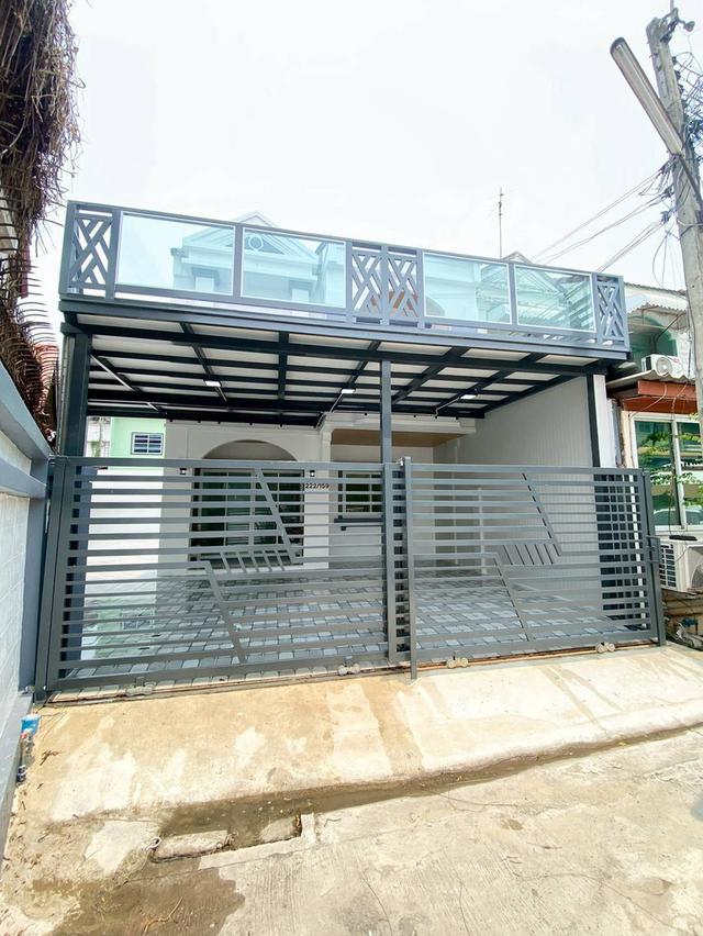 หมู่บ้านลภาวัน1  แยกบางพลู ทาวน์เฮาส์ 2 ชั้น หลังริม ตกแต่งใหม่พร้อมอยู่ ทำเลดี ใกล้ถนนรัตนาธิเบศร์  มีระเบียงด้านหน้ากว้าง 2