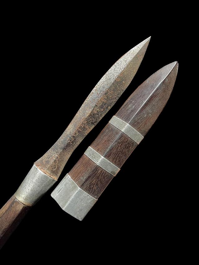 มีดหมอหลวงพ่อรุ่งวัดหนองสีนวล นครสวรรค์ ไม้พญางิ้วดำ ยุคต้น 8