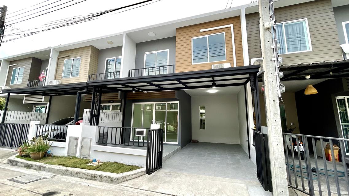 ขายทาวน์โฮมพร้อมอยู่ราคาถูก เดอะคัลเลอร์ส วงแหวน-รามอินทรา ถ.สุเหล่าคลองหนึ่ง15 ย่านรามอินทรา, หทัยราษฎร์, มีนบุรี ใกล้ห้างแฟชั่นไอส์แลนด์ และ รถไฟฟ้า