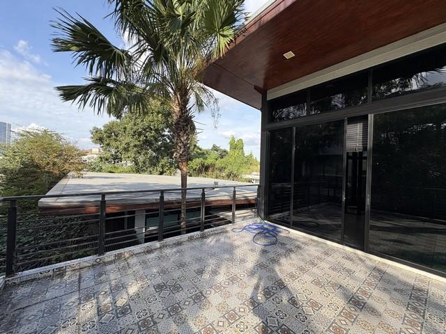 ให้เช่าสำนักงาน 3 ชั้น 590 ตร.ม. ย่านลาซาล สุขุมวิท 105 บรรยากาศร่มรื่น ใกล้ BTS แบริ่ง 2