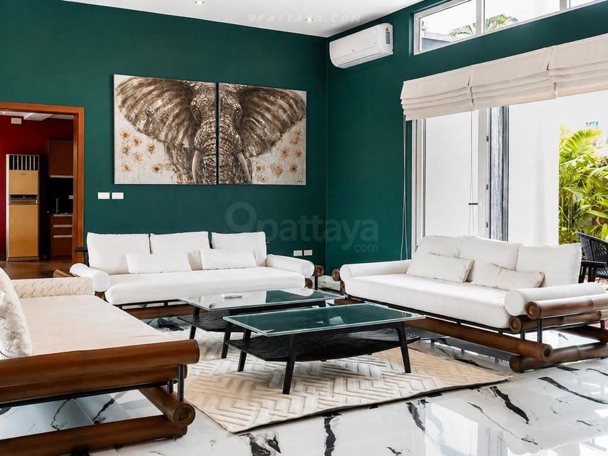Siam Royal View Pattaya, an exclusive residential project positioned on one of Pattaya’s high viewpoints. Spacious private residence with large living 4