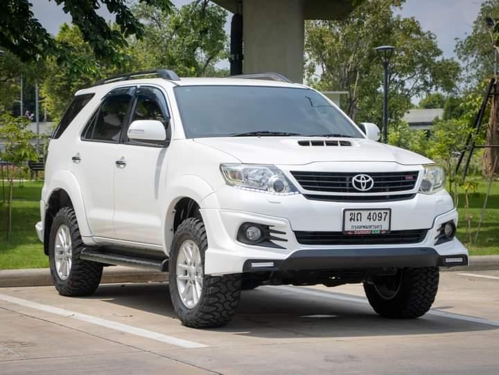 TOYOTA FORTUNER 3.0 V 4WD เกียร์ออโต้ ปี 2012 3