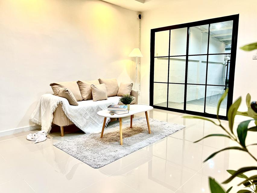 ขายบ้านทาวน์เฮาส์รีโนเวทใหม่ "หน้าบ้าน-หลังบ้านไม่ติดกับใคร" ความเป็นส่วนตัวระดับ 10 เต็ม 10! ✨  📍 พหลโยธิน 52 แยก41(สะพานใหม่) - เดินทางง่าย ใกล้BTS 4