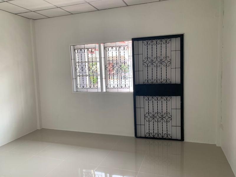 ขาย :ทาวน์เฮาส์ 2 ชั้น, เนื้อที่ 16 ตรว. หมู่บ้านเลิศอุบล วัชรพล ถนนร่วมมิตรพัฒนา  10