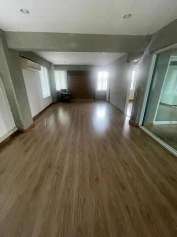 Office stand alone for rent at Rama 9 soi 43 เพดานสูงพร้อมลิฟต์ 900sq.m. ทำหน้าร้านได้ ใกล้ The Nine 5