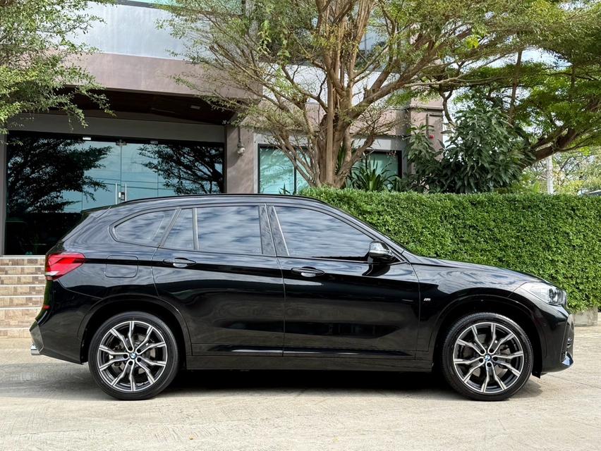 2022 BMW X1 20D MSPORT LCI รถมือเดียวออกป้ายแดง รถวิ่งน้อย ไม่เคยมีอุบัติเหตุ วารันตีศูนย์ยังเหลืออีกนานครับ 2