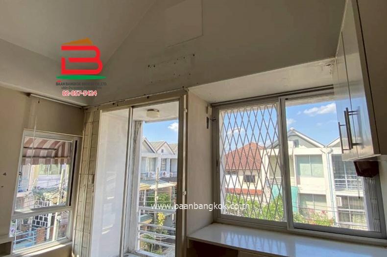 ทาวน์โฮม ซิตี้ทาวน์โฮมลาดพร้าว 80 (ใกล้ตลาดสะพานสอง) เนื้อที่ 22.8 ตรว. แขวงวังทองหลาง เขตวังทองหลาง 11