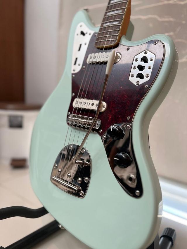 กีต้าร์ไฟฟ้า Squier Jaguar Classic 2