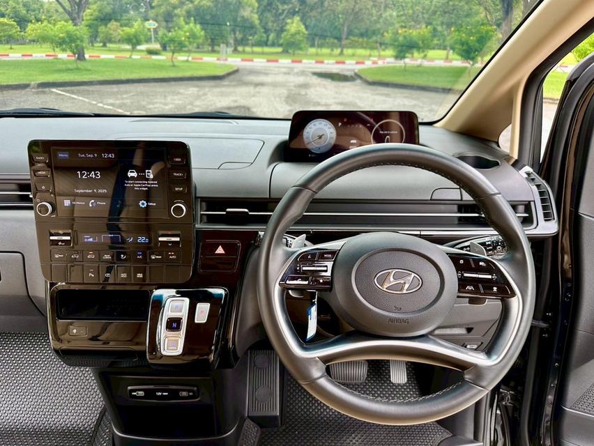 Hyundai Staria 2.2 Diesel SEL 8AT ปี 2022  เลขไมล์ 9x,xxx km. วารันตีศูนย์ยาวๆ 5ปี 14