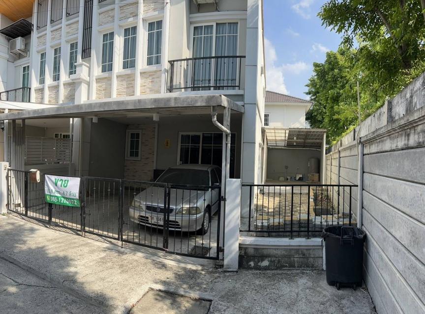 ขายทาวน์โฮม 2 ชั้น  หมู่บ้านโกลเด้น ทาวน์ ลาดพร้าว  ซอยนวมินทร์ 42 แยก 27  ถนนประเสริฐมนูกิจ แขวงคลองกุ่ม เขตบึงกุ่ม กรุงเทพ ขายราคา 4.30 ล้านบาท 1